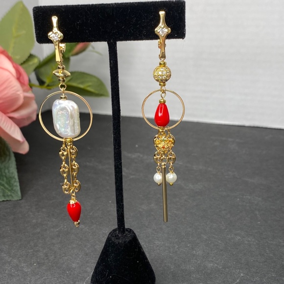 Asymmetrical earrings - Picture 2 of 5